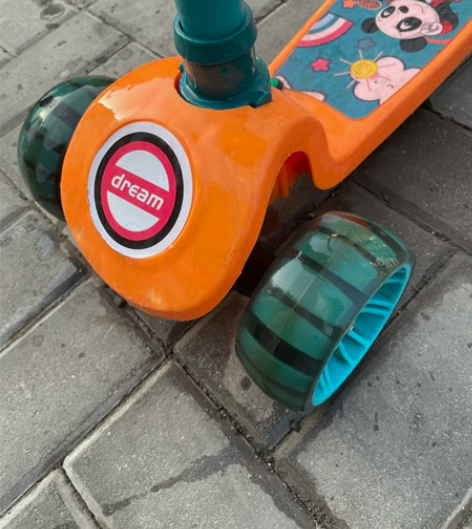 凤凰牌滑板车儿童滑板车没滑几次 轮子会发光...