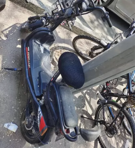 比德文电动车，轮胎都是好的，就是没气了，电...