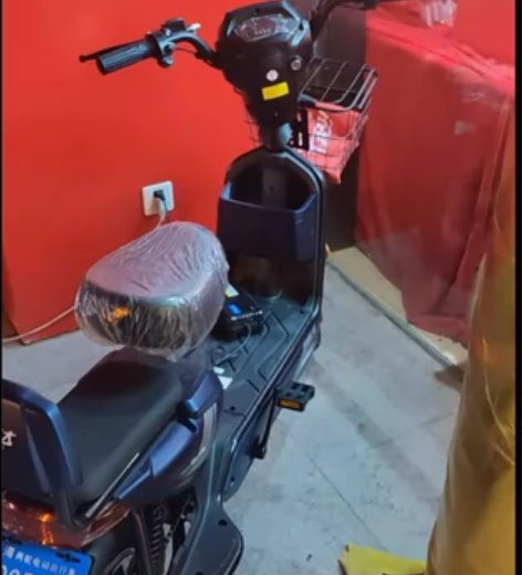 儿童电动拖拉机，带一个车斗，电动儿童四轮车...