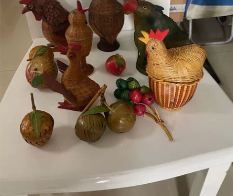 70 80年代一群竹编鸟类包括鸡和果实。标...