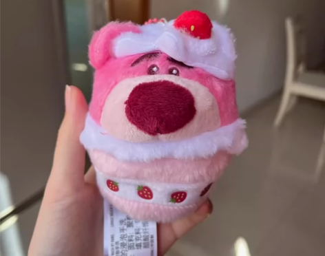 迪士尼正版草莓熊 草莓熊挂件香香的草莓味~...