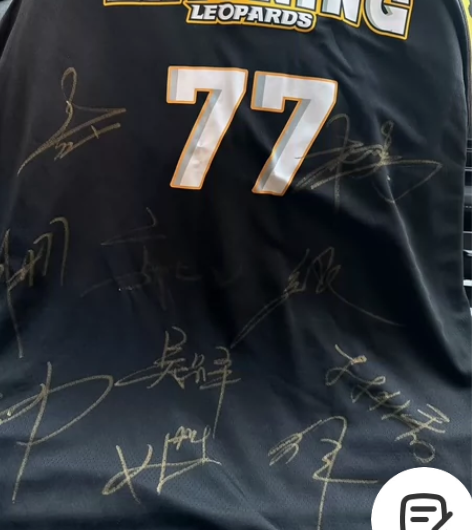 辽宁夺冠全队签名，张镇麟球衣 感兴趣的话点...