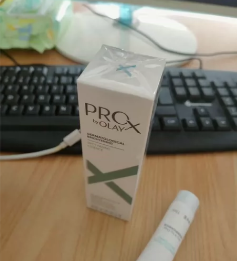 玉兰油淡斑小白瓶精华液80 ml，还有一只...