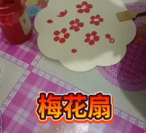 脑瘫女李长艳手绘绘画汉服小姐姐梅花扇，扇面...