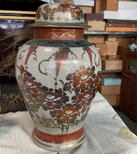 日本回流薩摩燒大將軍罐一個，瓶口有修復痕跡...