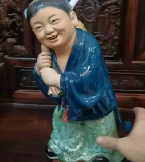 民国曾龙升款雕塑瓷童子背双鹅，高约39cm...