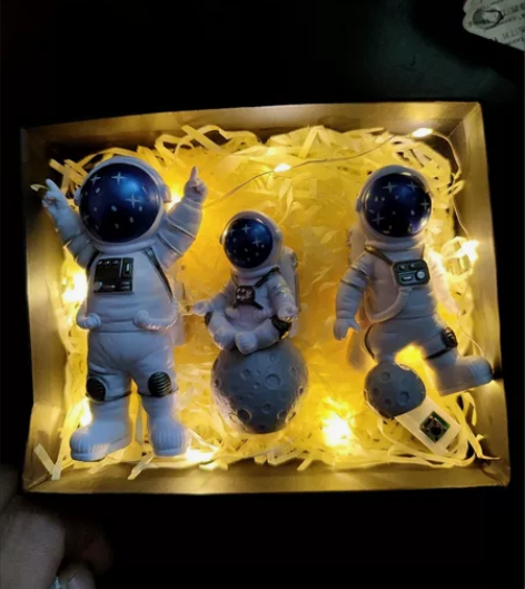 123 店铺倒闭，清一批宇航员模型摆件5....