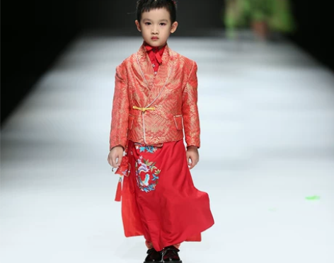 薇设计发布会新款中国红中式高端走秀礼服男演...