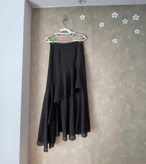 全新不对称裙摆大摆长半裙黑色 绝美荷叶边裙摆设计，前片斜裁，...