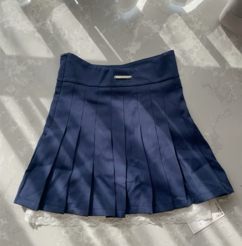 学院风蕾丝百褶短裙 感兴趣的话点“我想要”...