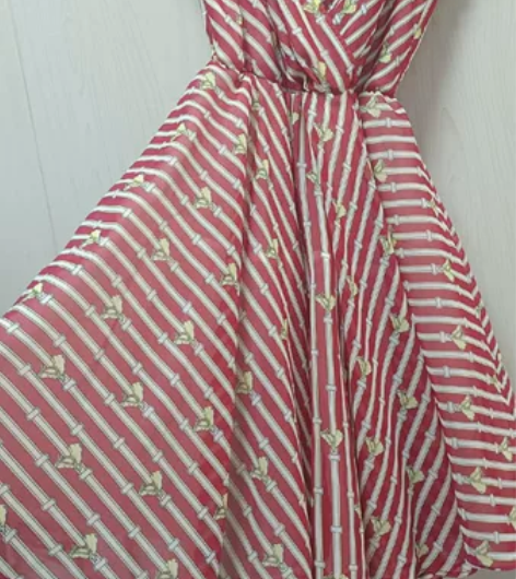 收腰显瘦蓬蓬连衣裙,买来没穿过,下面裙摆自...