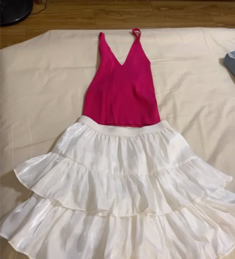 白色真丝蛋糕裙，型好，仅试穿，200实体店...