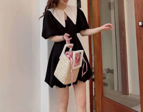 欧货2021夏新款黑色v领可爱风泡泡袖花苞...