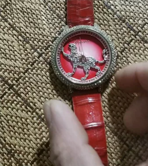 很漂亮的大型女士手表，走时，少了镜面，不包...