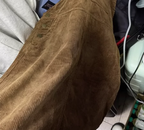 条绒背带裙 很文艺范！复古风 ；可以穿到1...