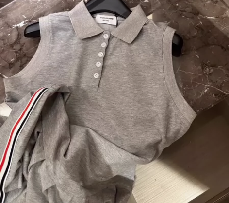 TB学院风POLO背心百褶连衣裙～～上身超...