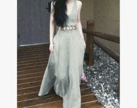 吊带连衣裙小众设计气质女神范性感露腰V领拖...