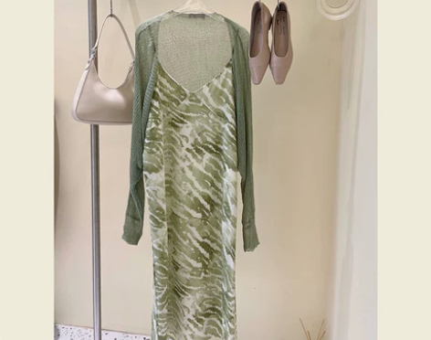 早春新款高级感绿色针织开衫长裙套装别致漂亮...