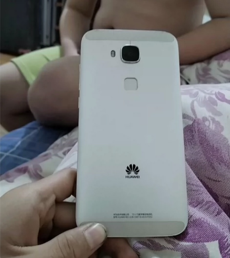 华为麦芒4 显示屏有磕碰不明显，不影响使用...