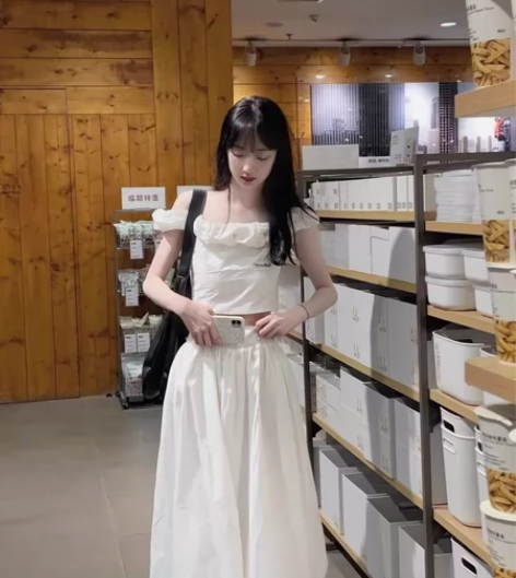 Trendkill 原创珍珠铆钉装饰一字肩...