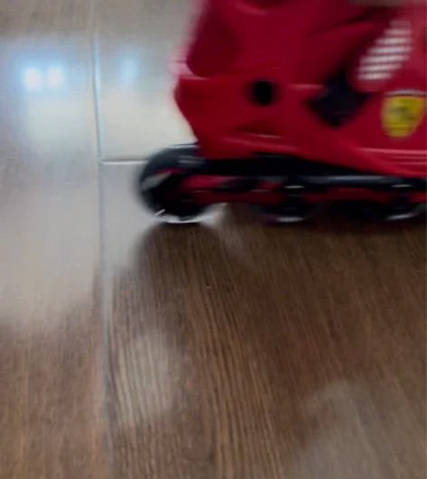 全新，法拉利专业轮滑鞋儿童初学者滑冰鞋男童...