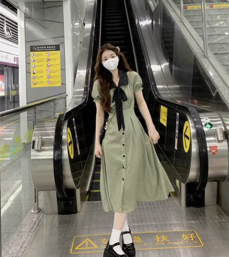 茶歇法式春装2023年新款女夏绿色格子长裙...
