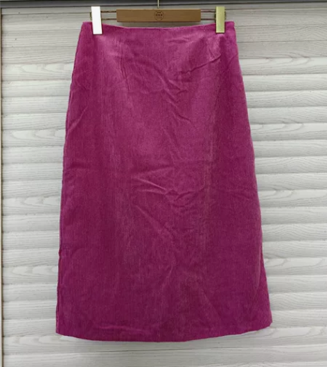 灯芯绒中裙 感兴趣的话点“我想要”和我私聊...