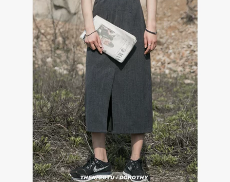 ?灰色中裙，腰部后面是松紧的，m码，可以穿...