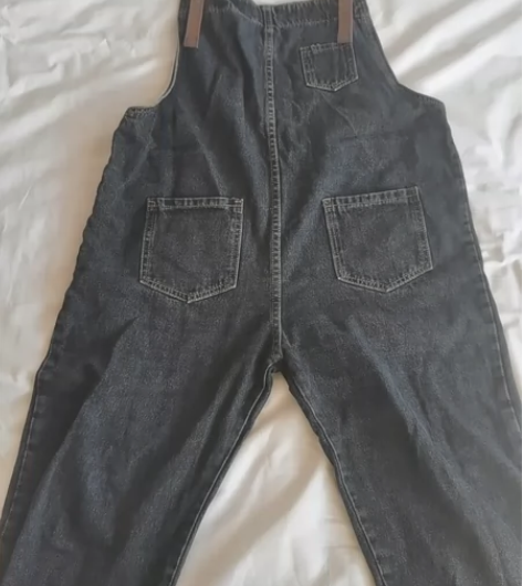 孩子的背带牛仔裤，我看哪哪都挺好，就是她不...