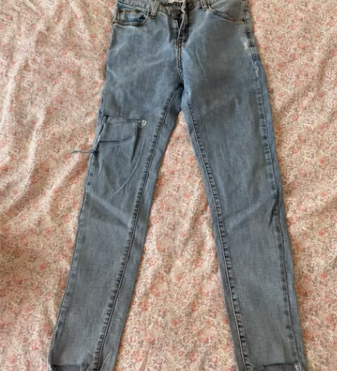 破洞牛仔裤 感兴趣的话点“我想要”和我私聊...