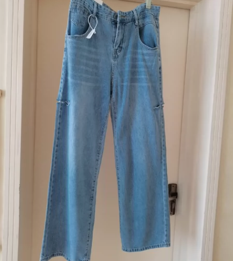 阔腿牛仔裤两边破洞，全新。吊牌在，扣眼还没...