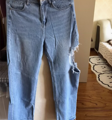 直筒薄牛仔长裤女款破洞牛仔裤，全新，M码 ...