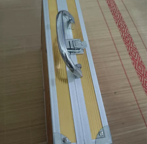水质检测箱1个（二手空箱） 水质点解器8个...