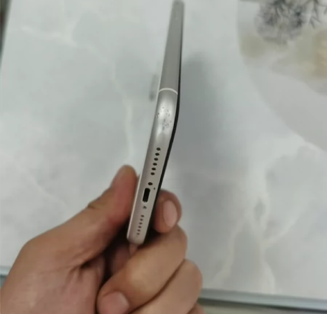 苹果11内爆 维修：充电小板扣个电容