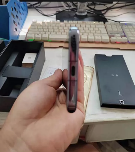 本人正在实用荣耀魔术4，12+2+256，...