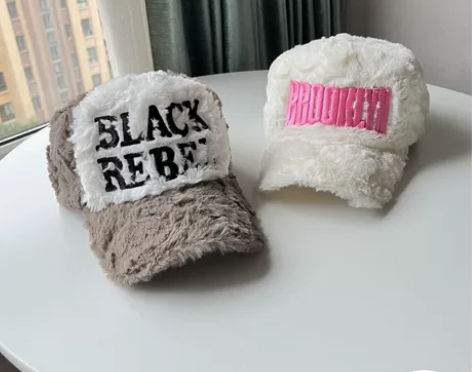 包邮清仓！全新毛绒绒字母棒球帽，手感柔软，...