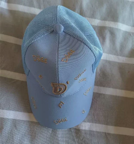 一顶儿童帽子，一顶成人防晒帽，15一顶，戴...