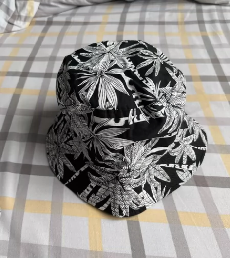 渔夫帽双面可以戴，一面花色一面纯黑色。每顶...