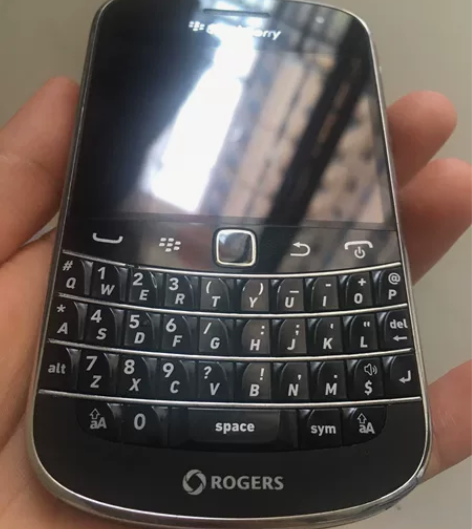 黑莓手机9900 感兴趣的话给我留言吧！黑...