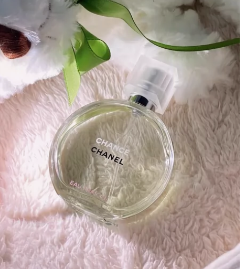 香奈儿绿邂逅清新淡香水木质花香调 甜而不腻...