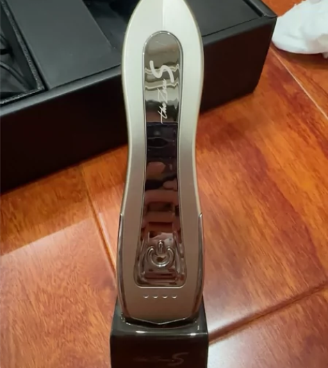 日本买入,正品保证。充电器盒子底座都有,由...