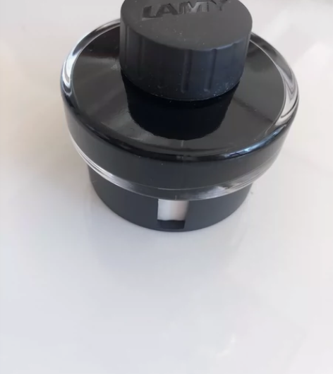 凌美墨水，黑色，没用多少，钢笔摔坏了，墨水...