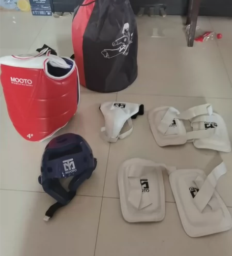 全套跆拳道儿童护具7件套，几乎全新4号码，...