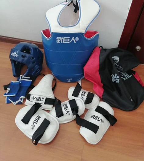 武巨人跆拳道护具,适合身高120-135㎝...