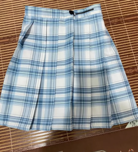 jk群，买来一次也没穿过，便宜转了，带领结...