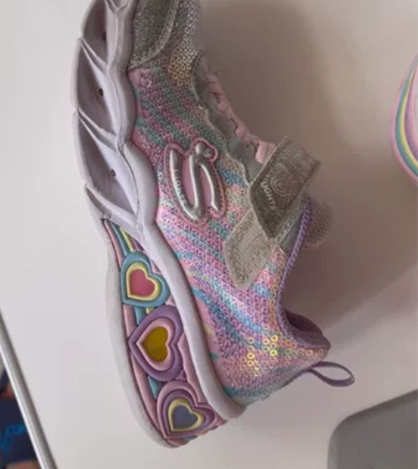 斯凯奇女宝闪光鞋，穿的很在意。喜欢的可以带...