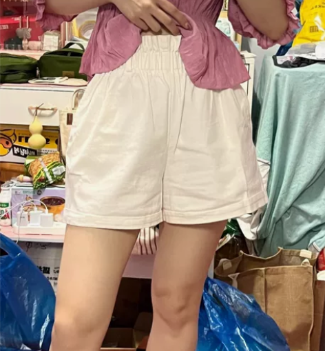 花苞白色纯棉牛仔短裤，腰围是橡皮筋，包容性...