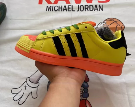 阿迪休闲运动鞋全新，码数39，闲置出 感兴...