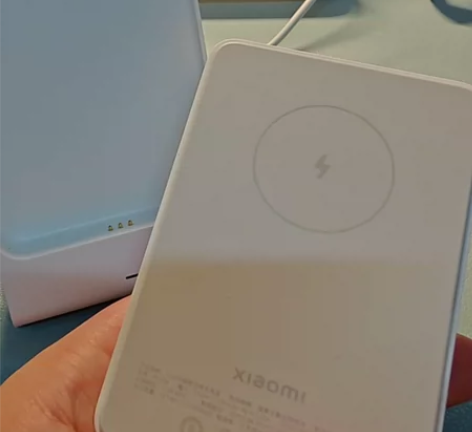 小米磁吸无线充电宝，适用于苹果手机，磁吸很...