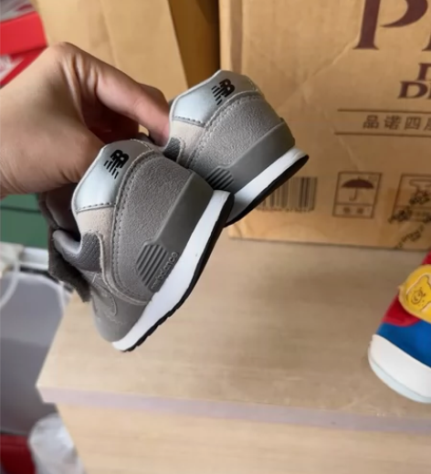 正品新百伦儿童运动鞋13.5码 不介意的回...